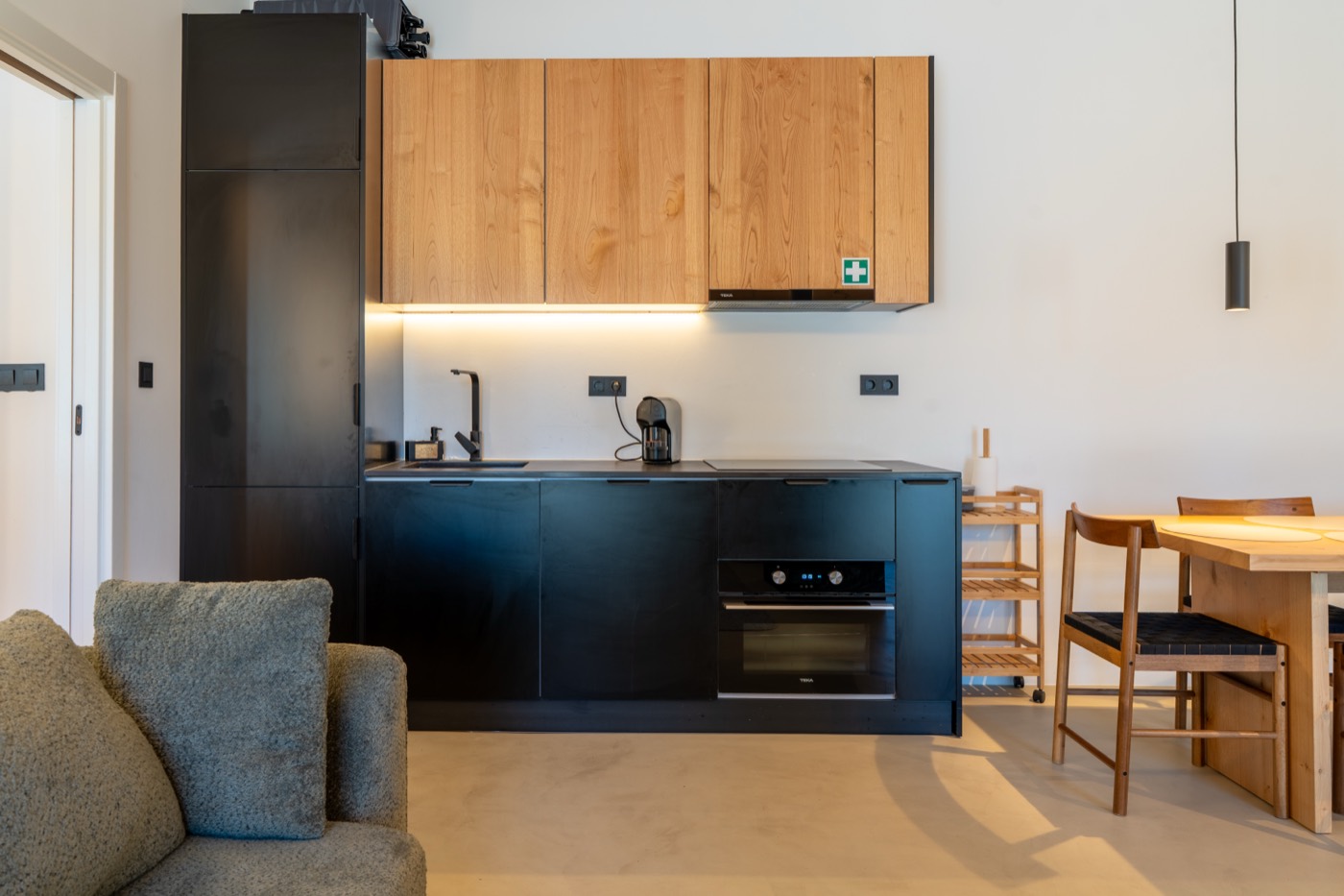 Cozinha contemporânea com mesa de jantar