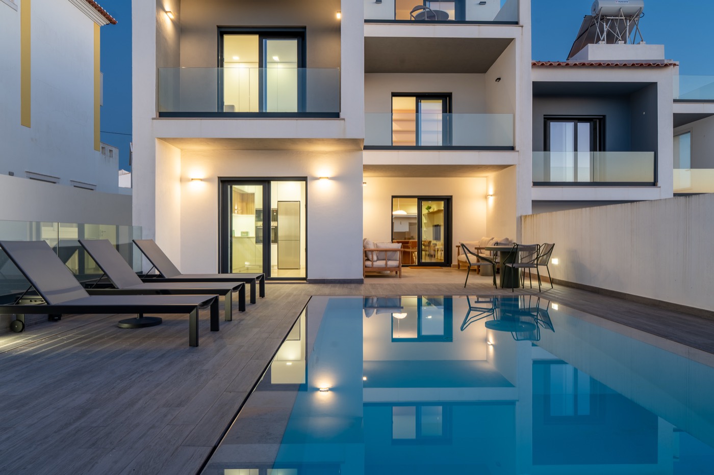 Moradia ao anoitecer com piscina, Sintra
