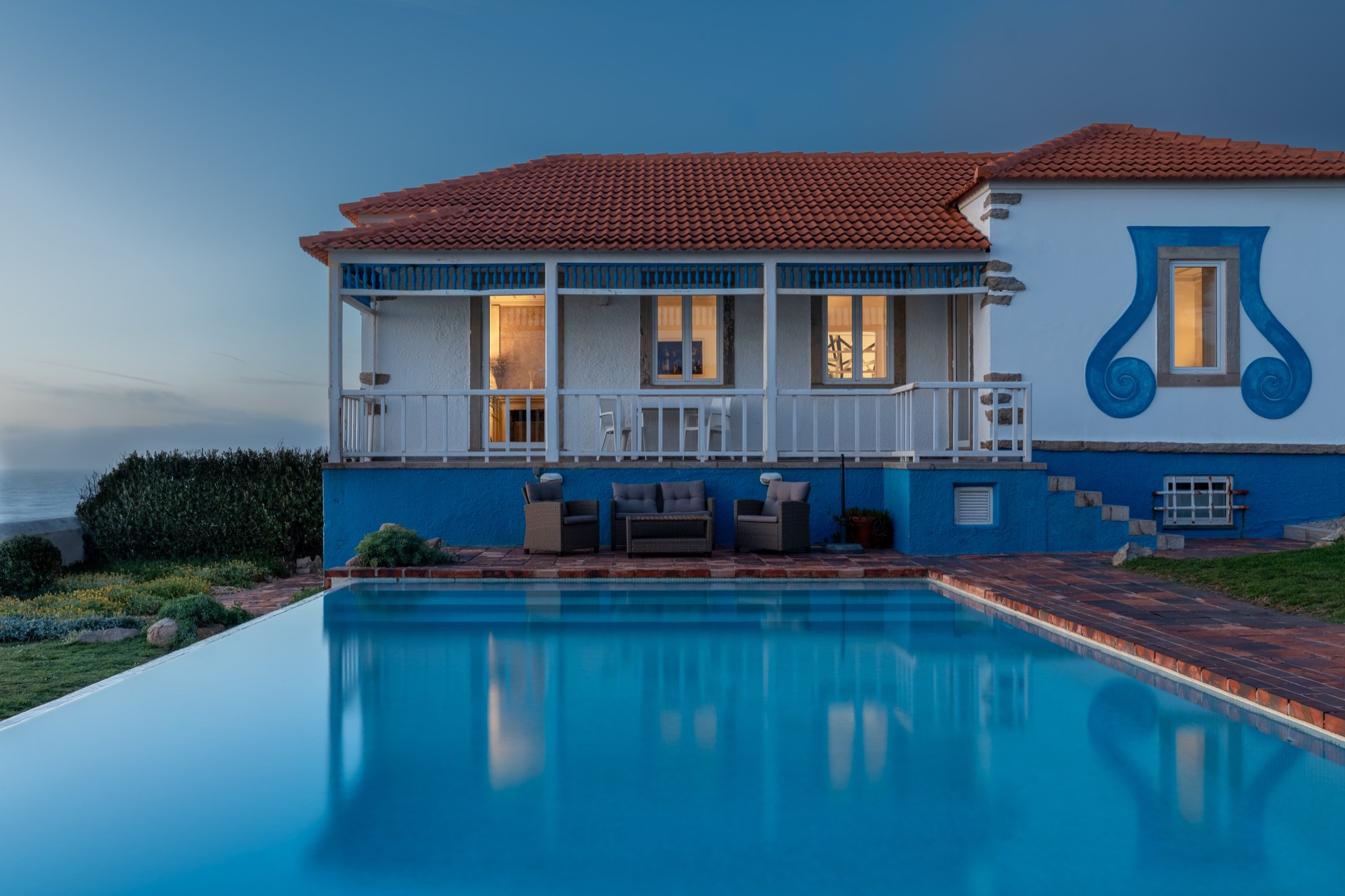 Villa ao anoitecer com piscina, Sintra